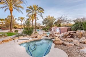 洞溪Hilton Vacation Club Rancho Manana的一座游泳池,位于一个拥有岩石和树木的庭院内