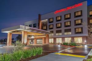 圣罗莎Hampton Inn & Suites Santa Rosa Sonoma Wine Country的酒店前面的一个空停车位