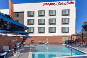 圣罗莎Hampton Inn & Suites Santa Rosa Sonoma Wine Country的大楼前设有游泳池的酒店