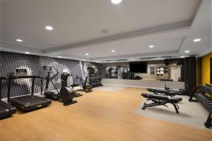 伦敦阿伯城酒店的一间健身房,里面设有跑步机和椭圆机