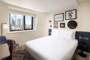 伦敦阿伯城酒店的卧室设有一张白色大床和一扇窗户。