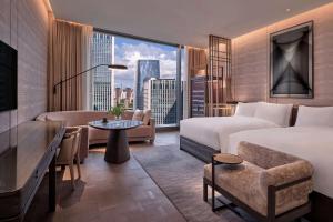 深圳深圳康莱德酒店 - 首轮迷你吧免费的配有一张床和一张书桌的酒店客房