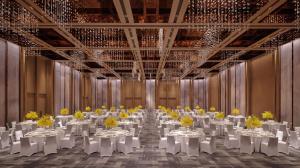 深圳深圳康莱德酒店 - 首轮迷你吧免费的一个带白色桌椅的宴会厅 ⁇ 染