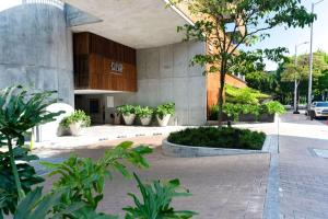 波哥大Salvio Parque 93 Bogota, Curio Collection by Hilton的前面有树木和植物的建筑