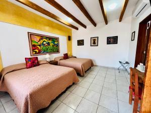 瓦哈卡市Los Arrayanes的一间卧室,配有两张床