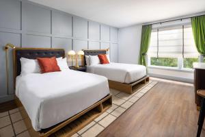 亚特兰大Wylie Hotel Atlanta, Tapestry Collection by Hilton的一间卧室设有两张床和窗户。