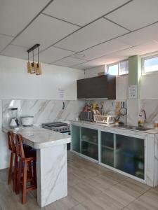巴克里索莫雷诺港Casa de Alexis的厨房配有柜台和桌子