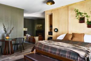 斯托Bluebird Cady Hill Lodge的一间卧室设有一张床和一间客厅。
