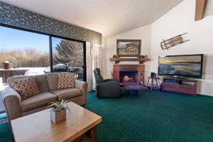 大熊湖013 - Mountain Haven Condo的带沙发和壁炉的客厅