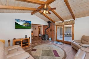 大熊湖118 - Pinecrest Getaway的带沙发和吊扇的客厅