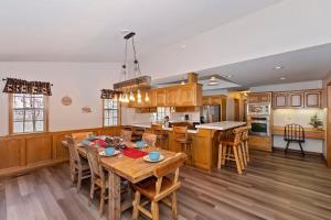 大熊湖118 - Pinecrest Getaway的厨房配有木制橱柜和桌椅