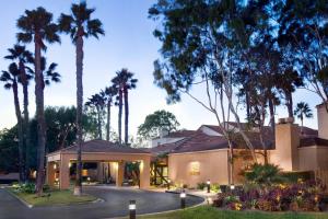 托伦斯洛杉矶托伦斯/帕洛斯弗德斯万怡酒店的棕榈树房屋和车道