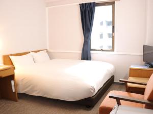 埼玉市埼玉新酒店的酒店客房设有床和窗户。