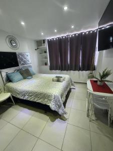 圣胡安Sea breeze vacation ll en Condominio Verde Mar的一间卧室配有一张床和一张书桌