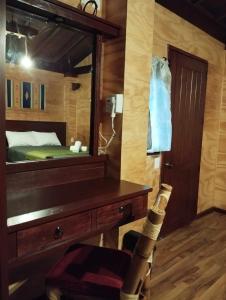 瓦曼特拉Hotel & Cabañas Malinche的一间卧室配有梳妆台和镜子