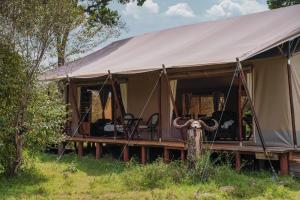 AitongEnkusero Mara的田野里带椅子的帐篷