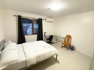 布里斯班197 Shafston Ave Kangaroo Point QLD 4169的一间医院间,配有一张床和一张书桌