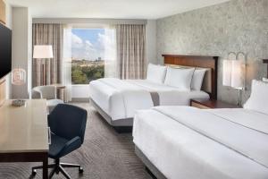 亚特兰大亚特兰大北市区威斯汀酒店的酒店客房配有两张床和一张书桌