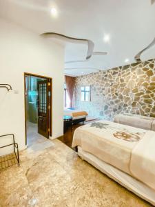 普卡De Summit Villa & View的一间卧室设有一张床和石墙