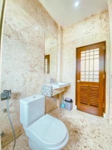 普卡De Summit Villa & View的一间带卫生间和水槽的浴室