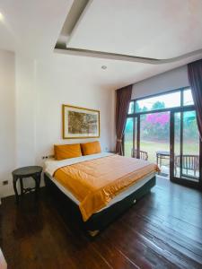 普卡De Summit Villa & View的一间卧室设有一张床和一个大窗户