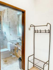 普卡De Summit Villa & View的带淋浴、盥洗盆和镜子的浴室