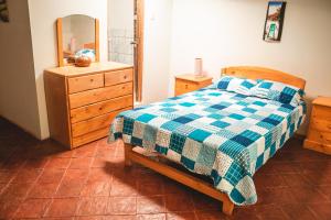 卡哈马卡Finca San Antonio De Shudal的一间卧室配有一张床、梳妆台和镜子