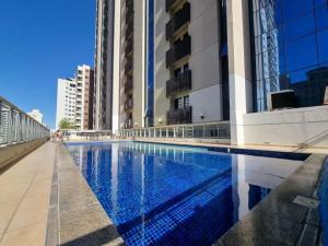 巴西利亚S4 Hotel Águas claras flat particular fora do pool的一座建筑物中央的游泳池