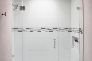 英格尔伍德Conveniently located 2bd-LAX-Sofi Stadium-Space X的浴室内带玻璃门的白色淋浴