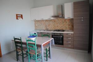 圣玛丽亚巴格诺Appartamento Bellorizzonte的厨房配有桌椅和炉灶。