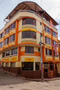 科帕卡巴纳Hostal Sonia的街道拐角处的橙色和白色建筑