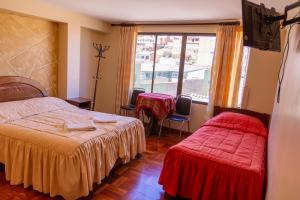科帕卡巴纳Hostal Sonia的酒店客房设有两张床和窗户。