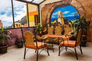 科帕卡巴纳Hostal Sonia的一个带桌椅和壁画的庭院