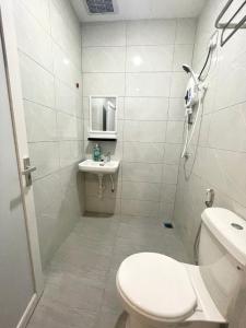 加央Garden Inns Motel的白色的浴室设有卫生间和水槽。