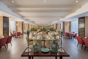 卢萨卡卢萨卡塔普罗提酒店的一间在房间内配有桌椅的餐厅