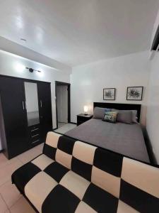 格罗斯岛Chalet Belizomi Tropical Villas Studio Villa #3的卧室配有黑白床和镜子