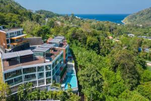 芭东海滩Sea View Duplex per 5 in The Blue Point 88 Residence near Patong and Paradise Beach的树木中建筑物的空中景观