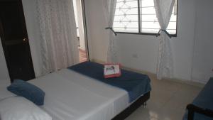 圣玛尔塔Guacamayas的一间小卧室,配有床和窗户