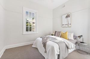 墨尔本NEWLY RENOVATED LARGE 3.5 BDRM HOUSE! BEST OF MELB的白色的卧室设有床和窗户