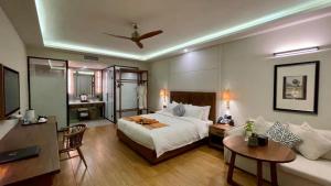 Kaoh Sdach七星海快乐主屋度假酒店的一间卧室设有一张床和一间客厅。