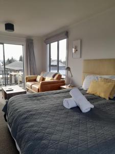 特威泽尔克罗尼尔汽车旅馆的酒店客房设有一张大床和一张沙发。