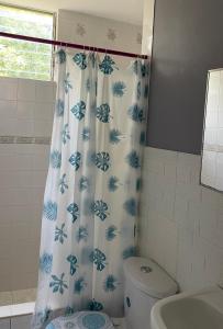 Golden SpringGolden Meadows Oasis的一间带卫生间和淋浴帘的浴室