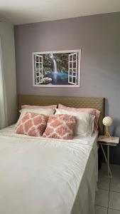 Golden SpringGolden Meadows Oasis的一张带粉色和白色枕头的床和窗户