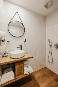 格尔门SPA Hotel Green Park的一间带水槽和镜子的浴室