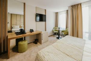格尔门SPA Hotel Green Park的酒店客房配有两张床和一张书桌