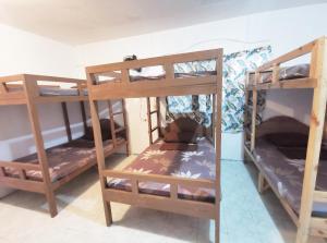 马拉帕斯加Seaside Hostel Malapascua的一间房间,设有三张双层床