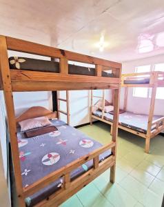 马拉帕斯加Seaside Hostel Malapascua的客房内的一组双层床
