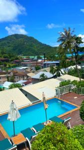 皮皮岛上坡村舍酒店的从度假村屋顶可欣赏到游泳池的景色