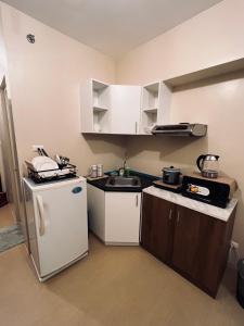 伊洛伊洛C Comfortable Avida Room的一间带冰箱和水槽的小厨房