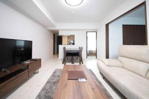 小樽Otaru SAMPO的客厅配有沙发和桌子